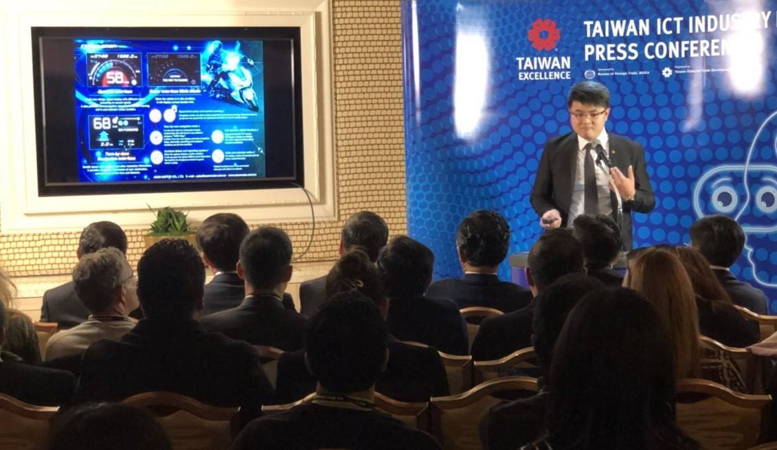 宏佳騰執行長林東閔於2018CES展上發表全新智慧儀表。