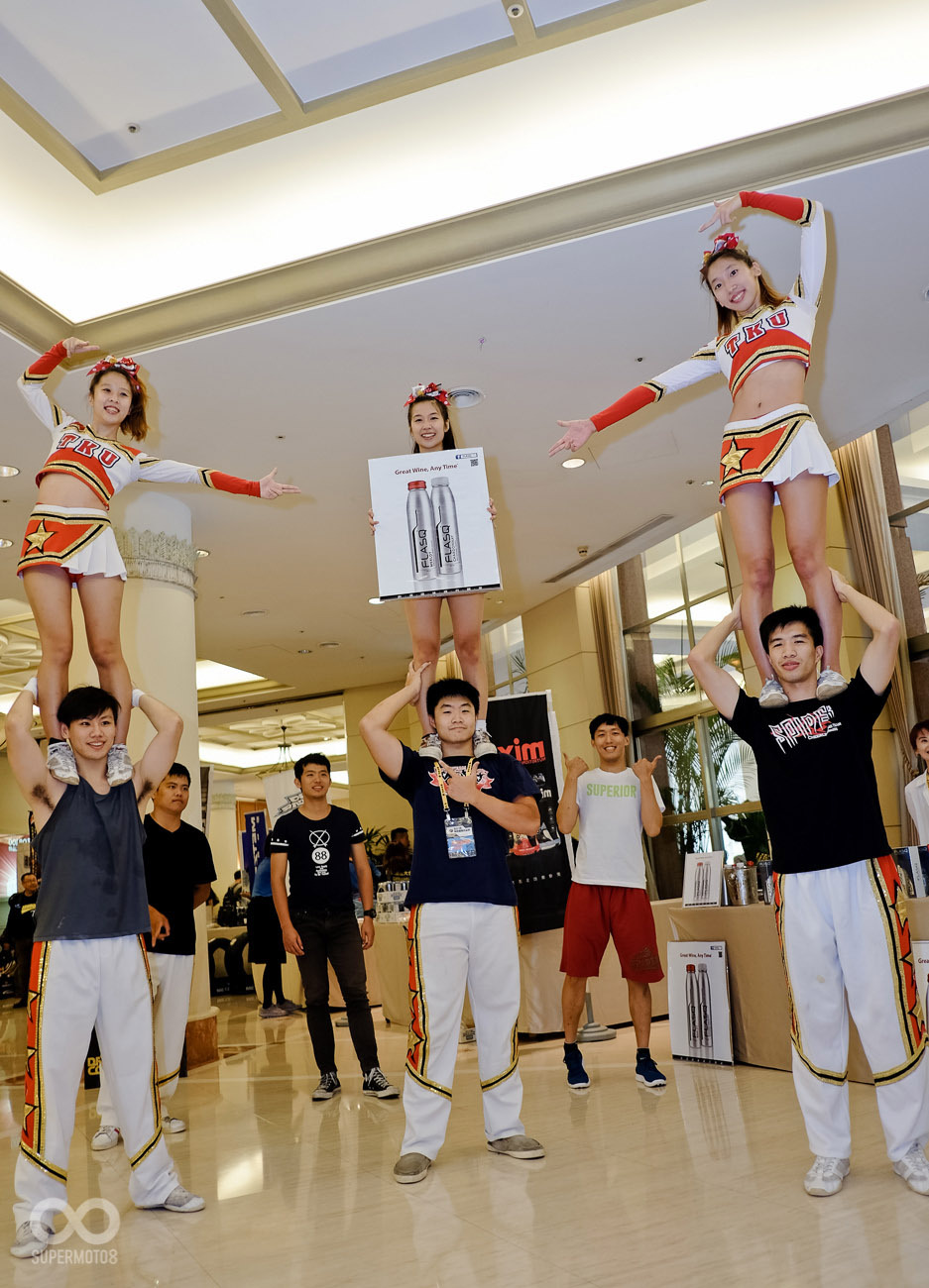 氣泡酒廠商FLASHQ 請來了熱情洋溢的啦啦隊 讓人印象深刻