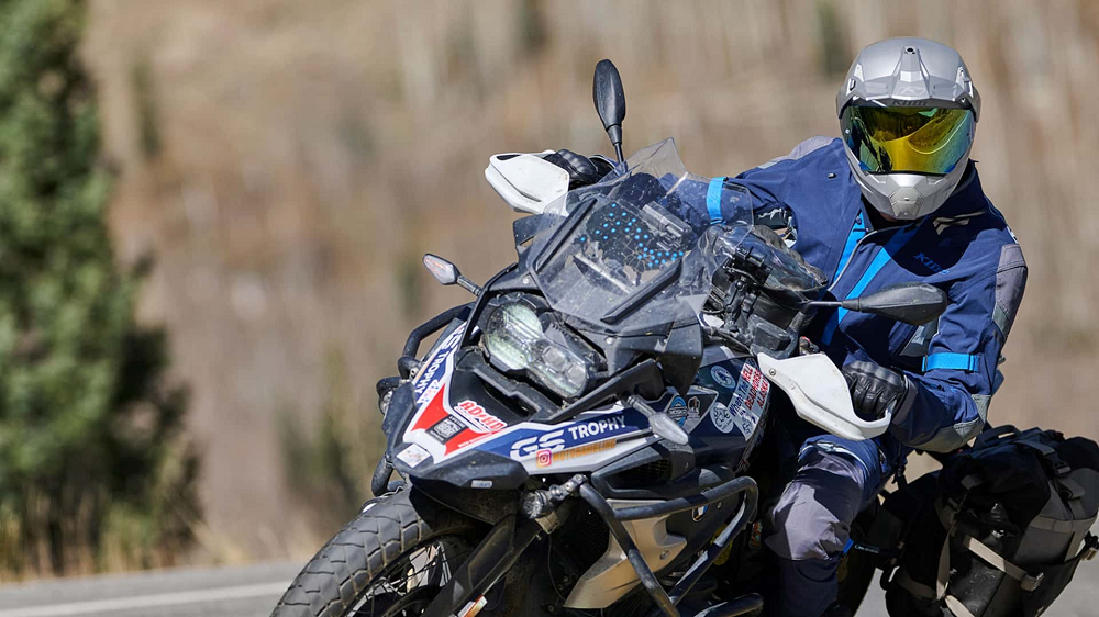 採用了極致清亮的碳纖維材質和防塵室等級的鏡片,讓配戴著在任何環境下都能有最好的體驗