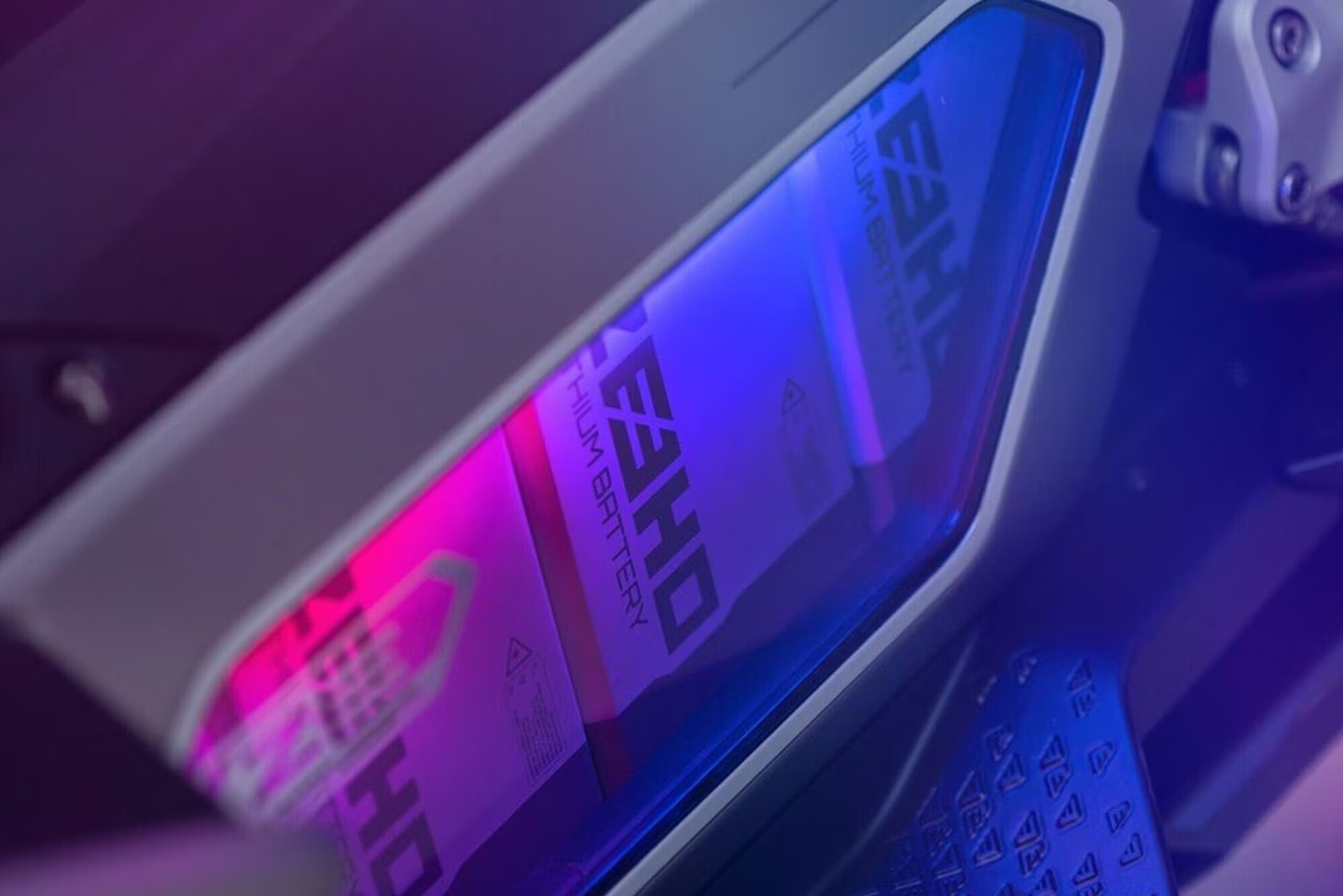 Magnet概念車展出的超帥透明電池飾蓋,宛如電競主機