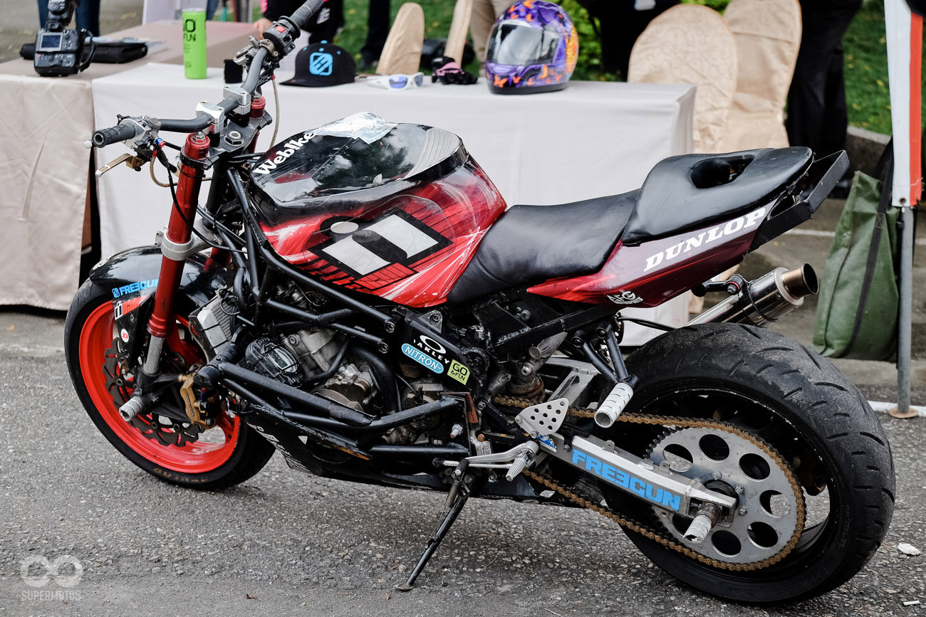 小川裕之 的特技改裝車，看起來練習非常辛苦，車上傷痕累累。