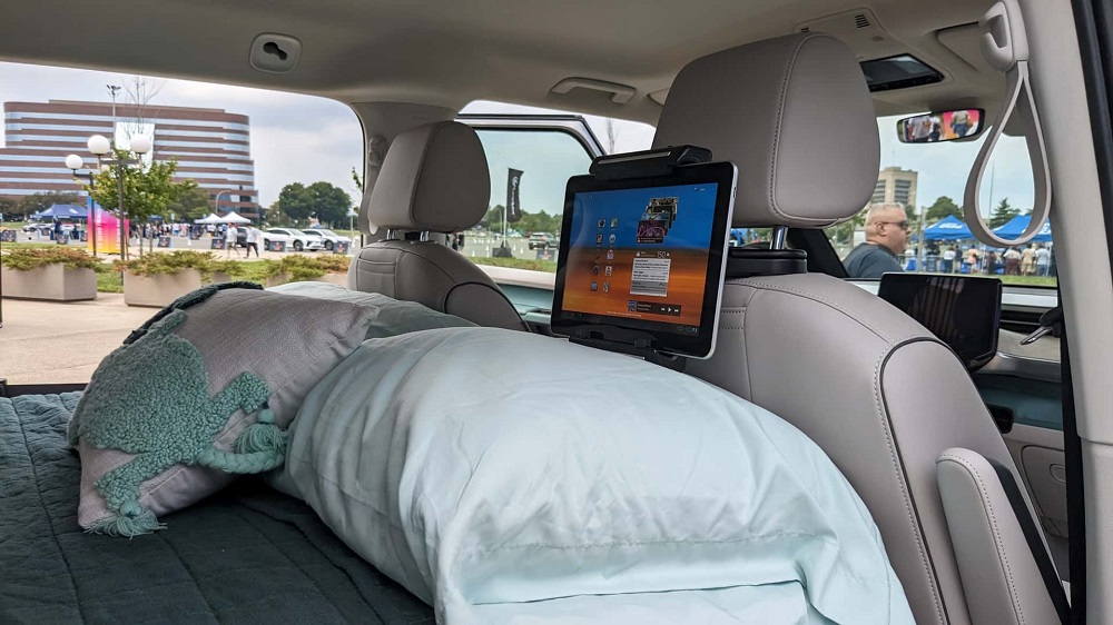 晚上睡覺時，可以透過平板播放音樂或看電影，放鬆身心