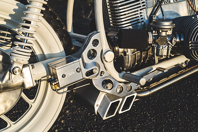 煞車只要踩下,前後就會同時作動。獨特的排氣管設計更有現代的美感