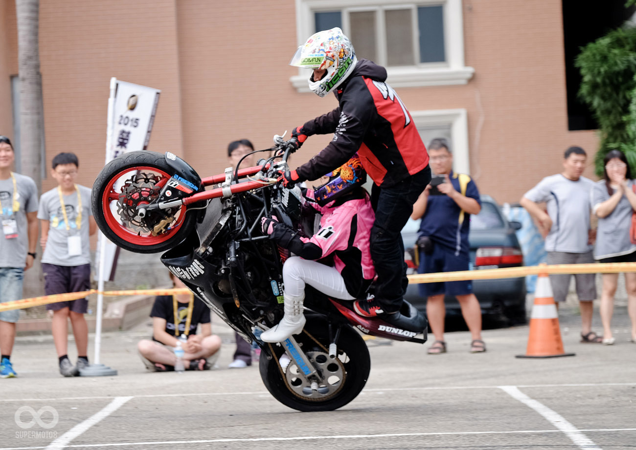 難度非常高的雙人特技，讓人忍不住捏把冷汗