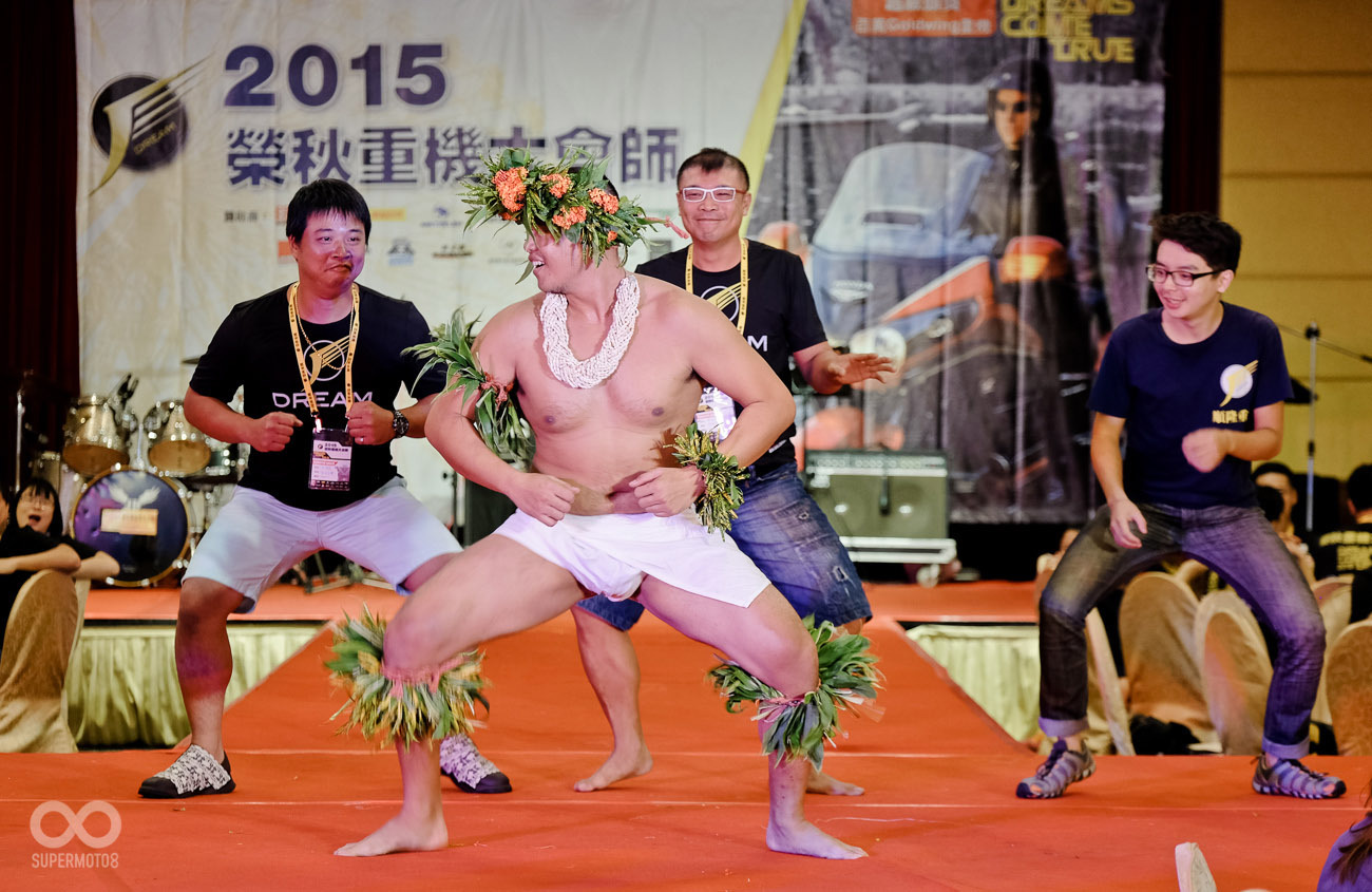 車友們熱情參與大溪地舞蹈比拼的遊戲