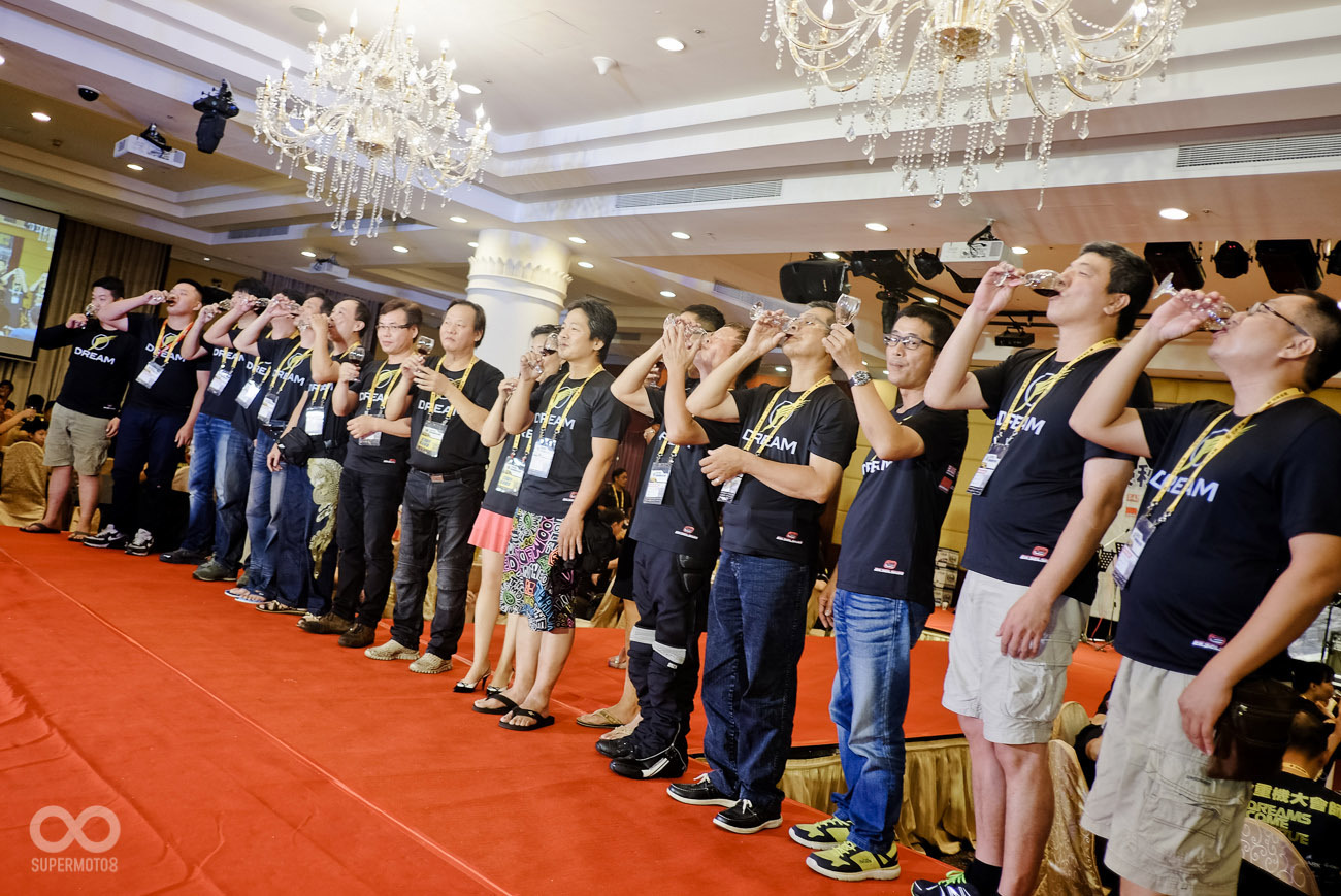 全省經銷商與現場所有車主一同舉杯慶祝榮秋12歲生日