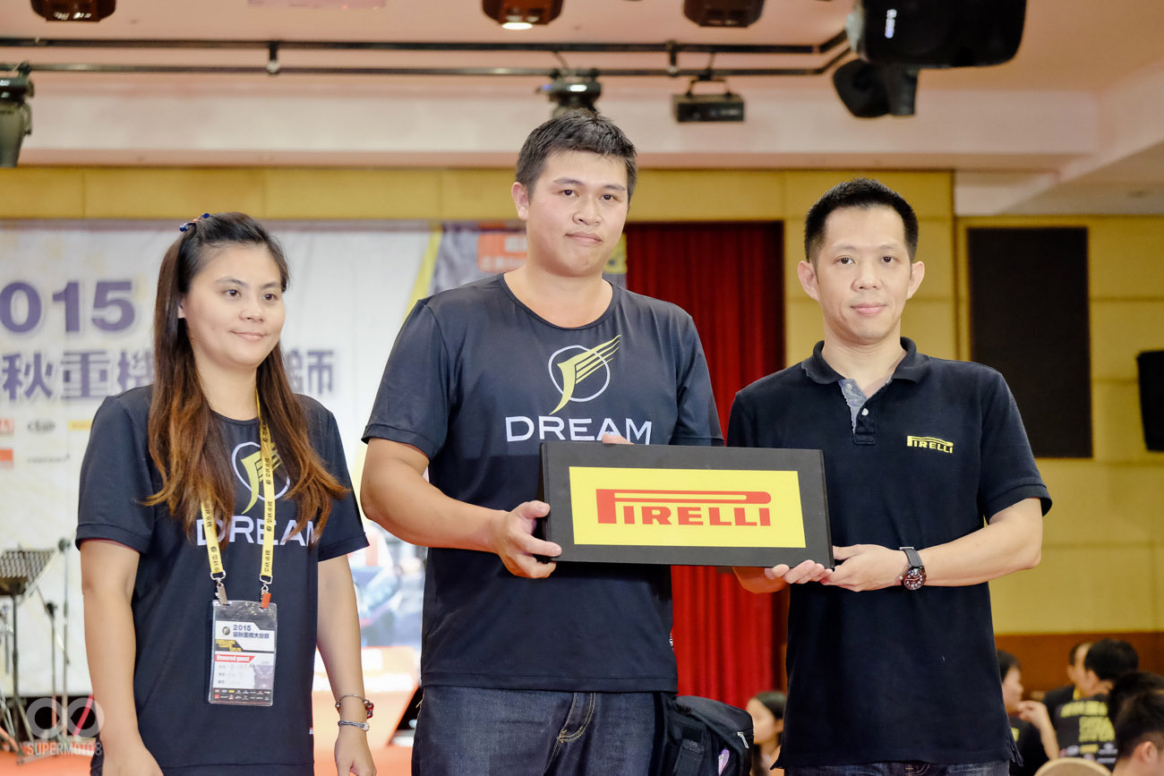 抽中倍耐力輪胎的兩位幸運車友