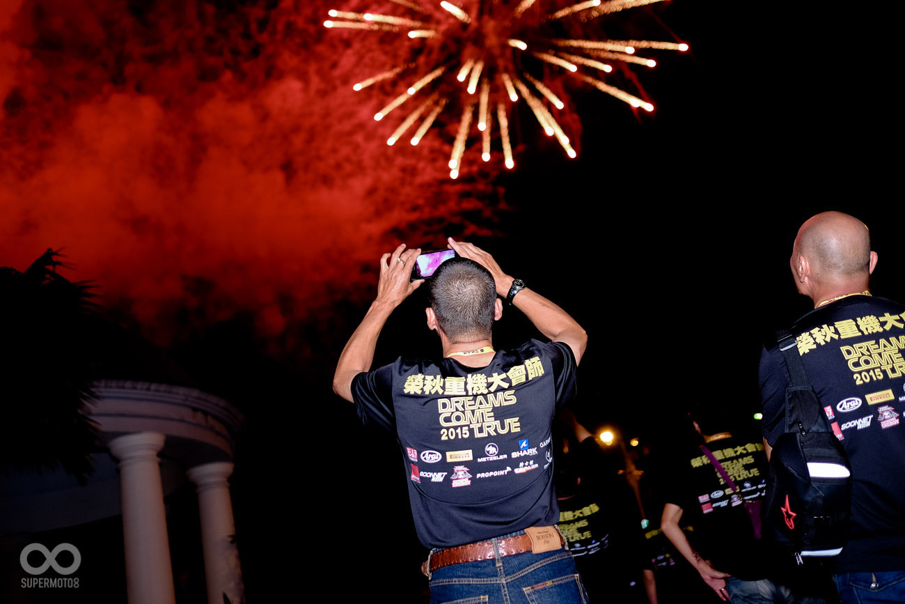 在絢麗的煙火下2015榮秋大會師圓滿結束，期待明年的來到