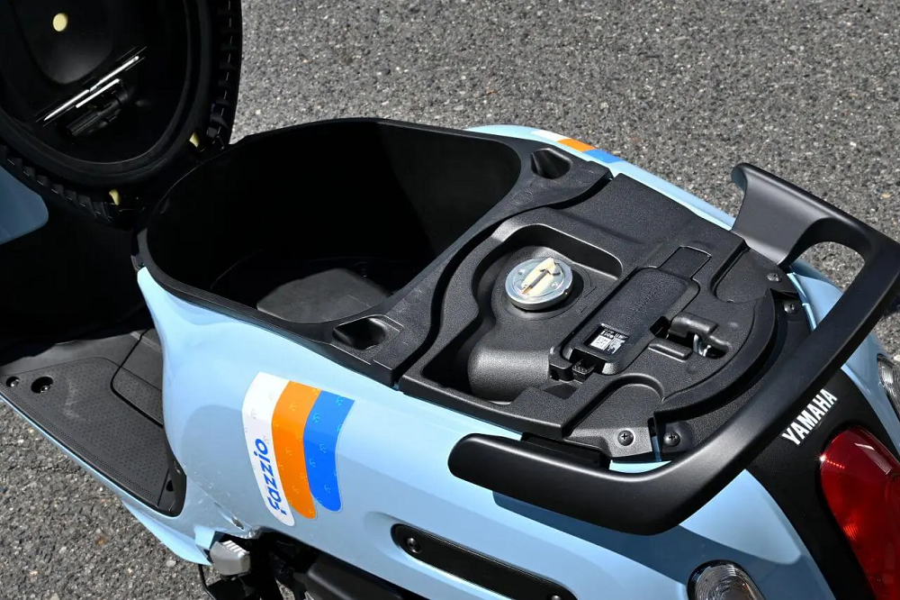 坐墊下的置物空間看起來並不大,大概只能放進瓜皮和雨衣就差不多了