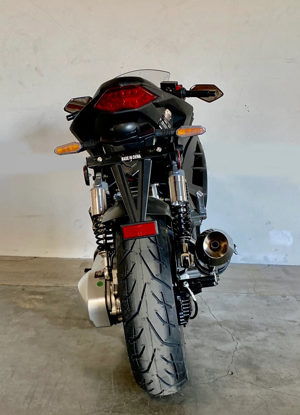 車尾部分也和普通的仿賽造型沒有太大差異