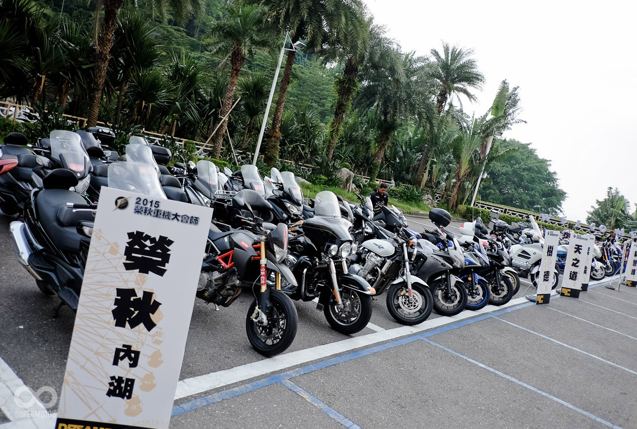 車輛有秩序的按照各經銷商位置排列