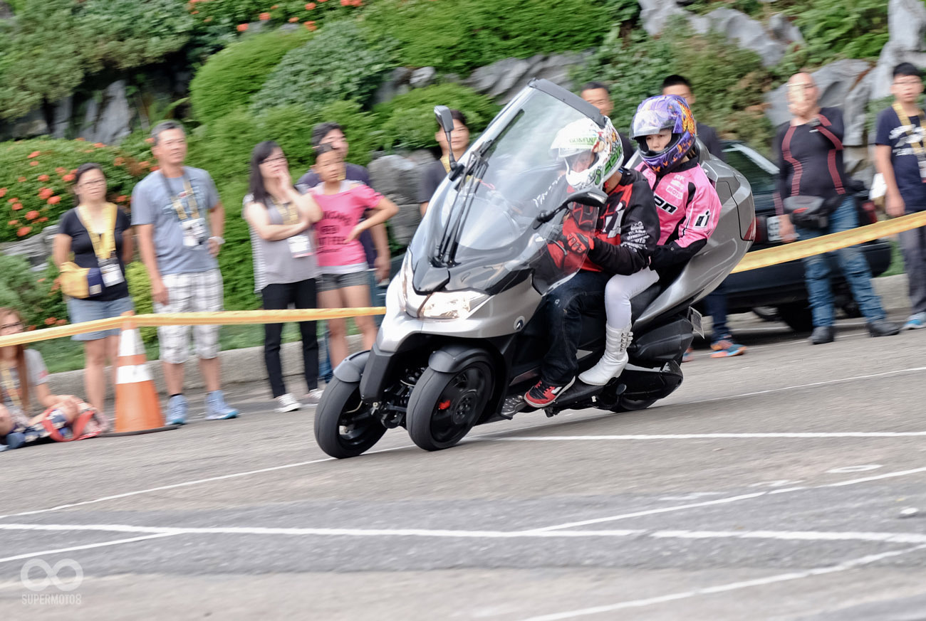 誰說三輪車不靈活，雙人特技照樣壓車甩尾