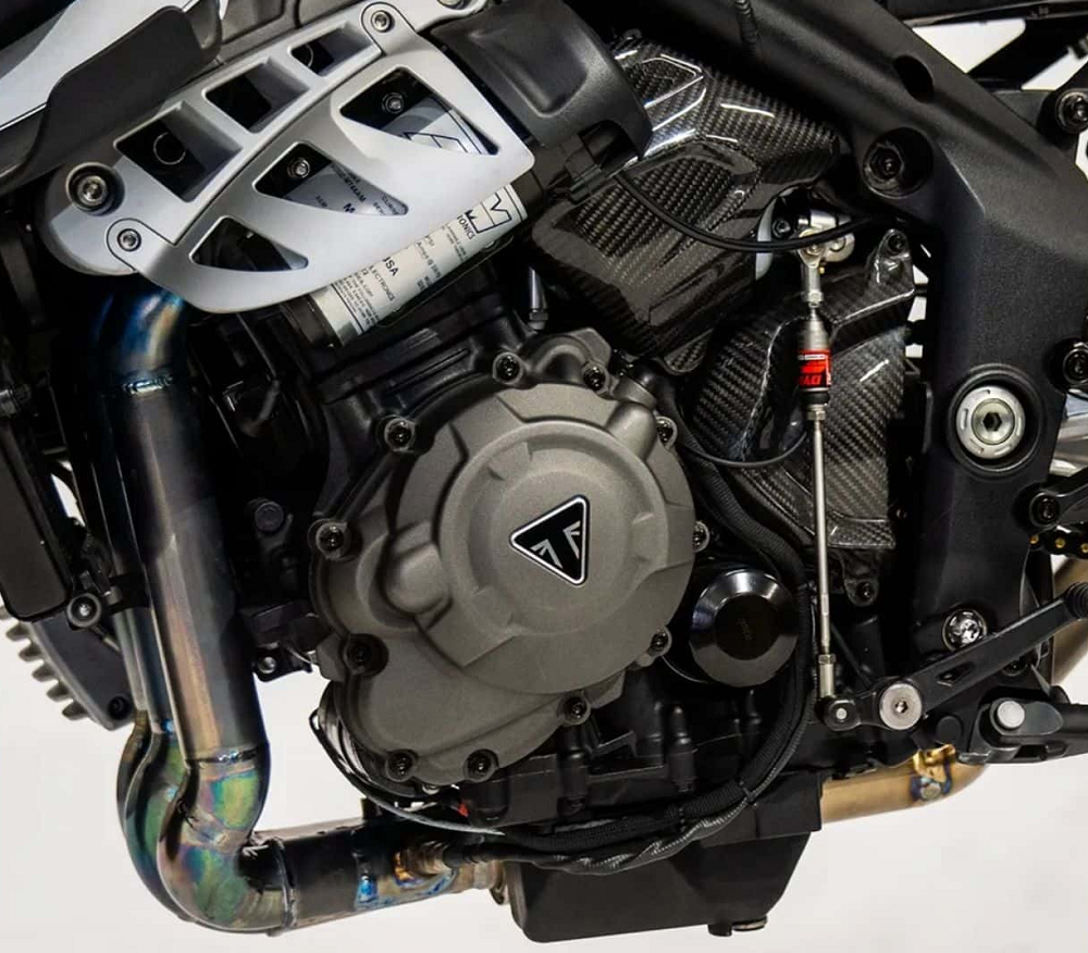 原本就是Triumph旗下性能最強大車款之一的Speed Triple 1200 RR,加上了Rotrex C30渦輪引擎