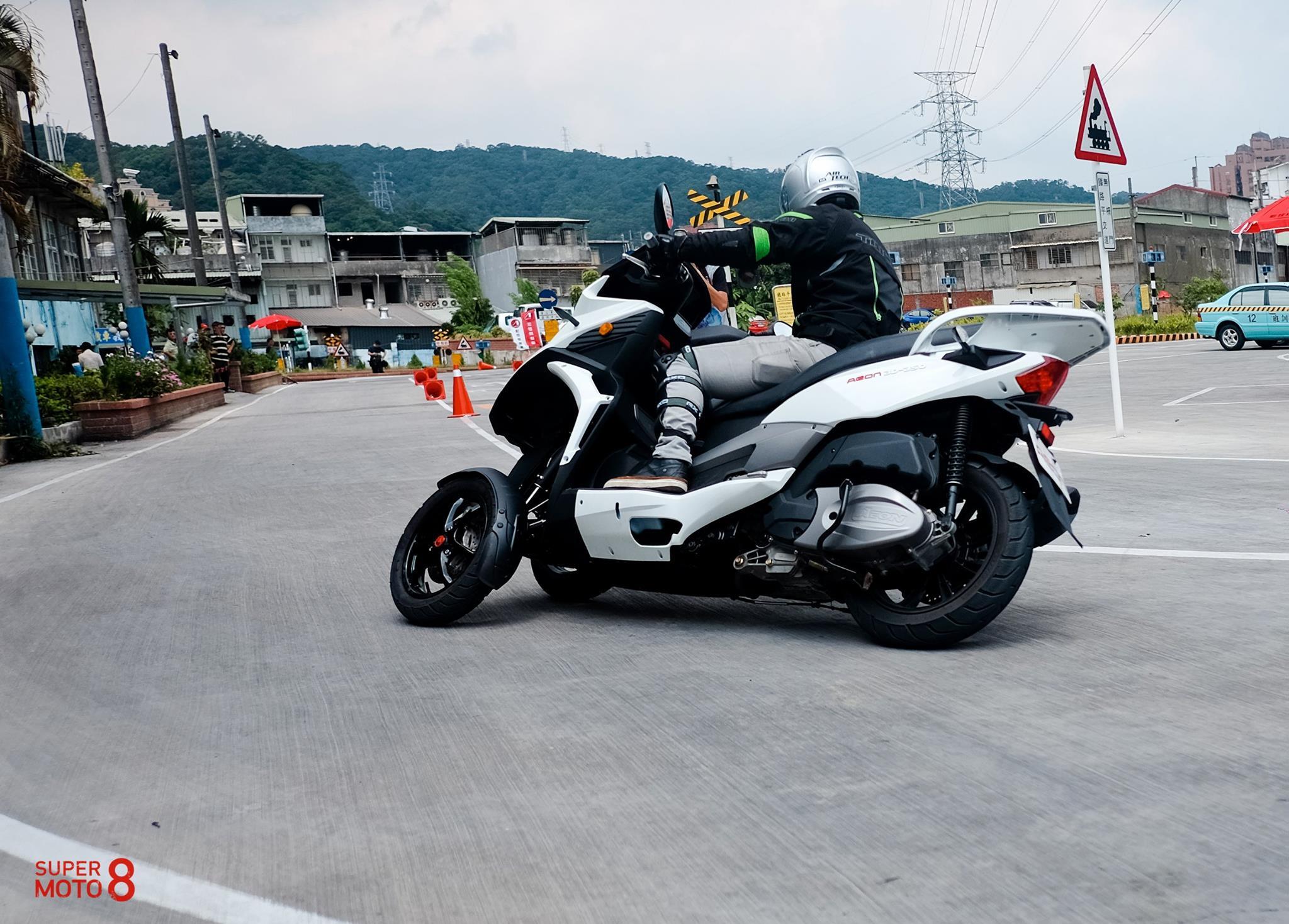 經過幾圈的試乘後慢慢抓到3輪的操控感