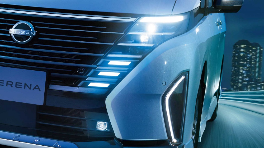 為了增添現代化的設計風格,採用了全車LED燈具和整合頭燈在內的大面積橫條式水箱護罩