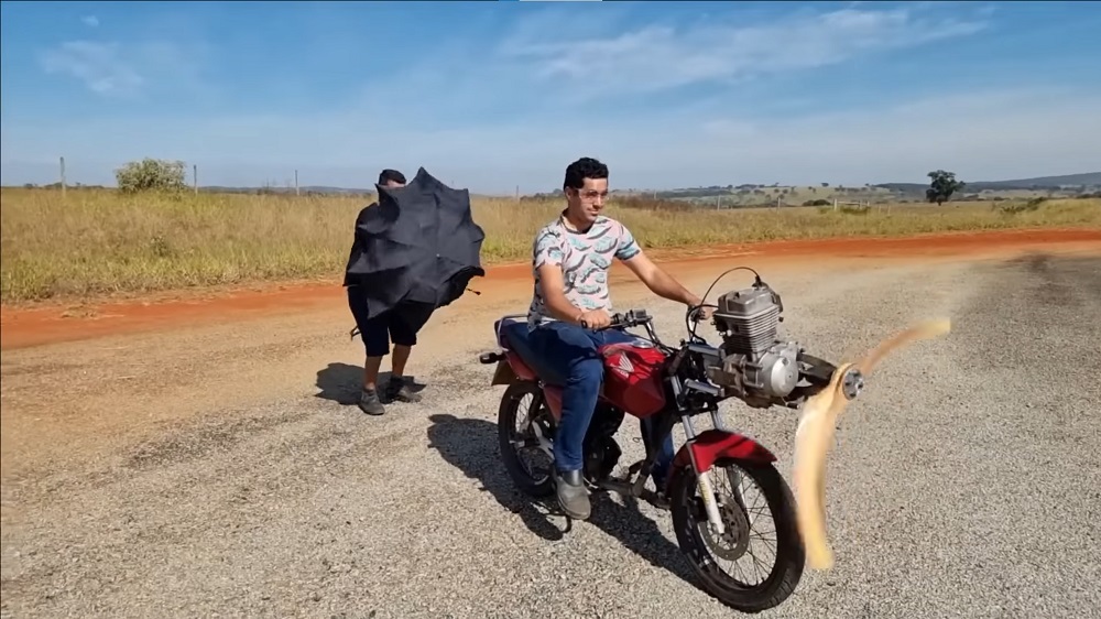 螺旋槳產生的風大到讓雨傘都快支撐不住