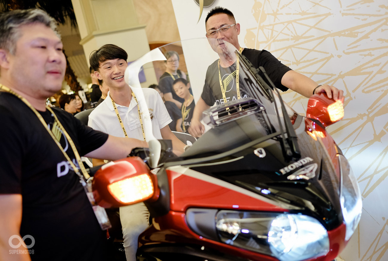 立刻坐上愛車，發動讓大家聞香一下