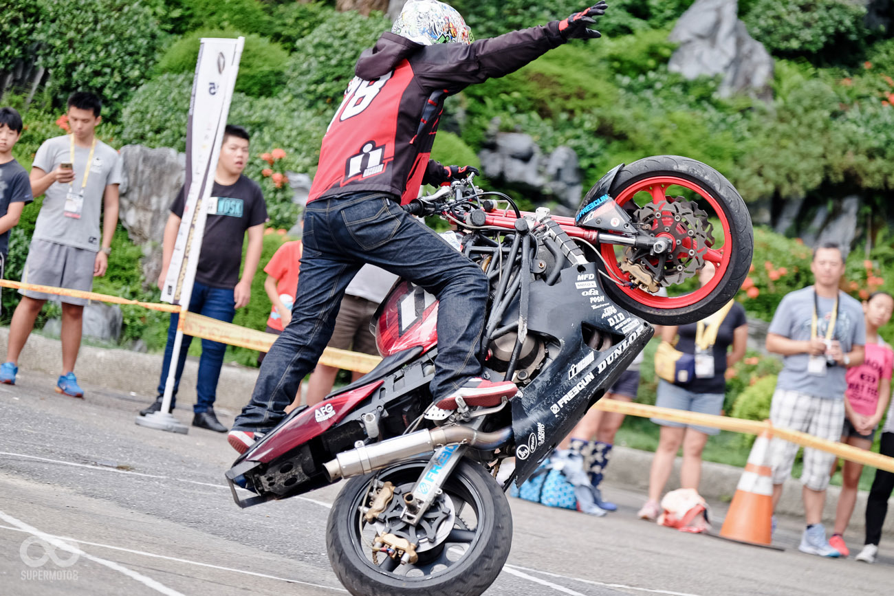 特技車在他手上就像瘋狂一般，做出許多高難度動作