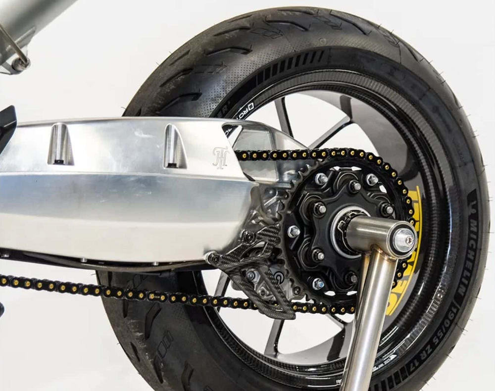 後搖臂也為了配合這顆引擎,進行客製的強化