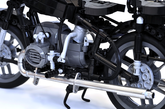 排氣管特別使用銀色零件製作,外型仿真度極高