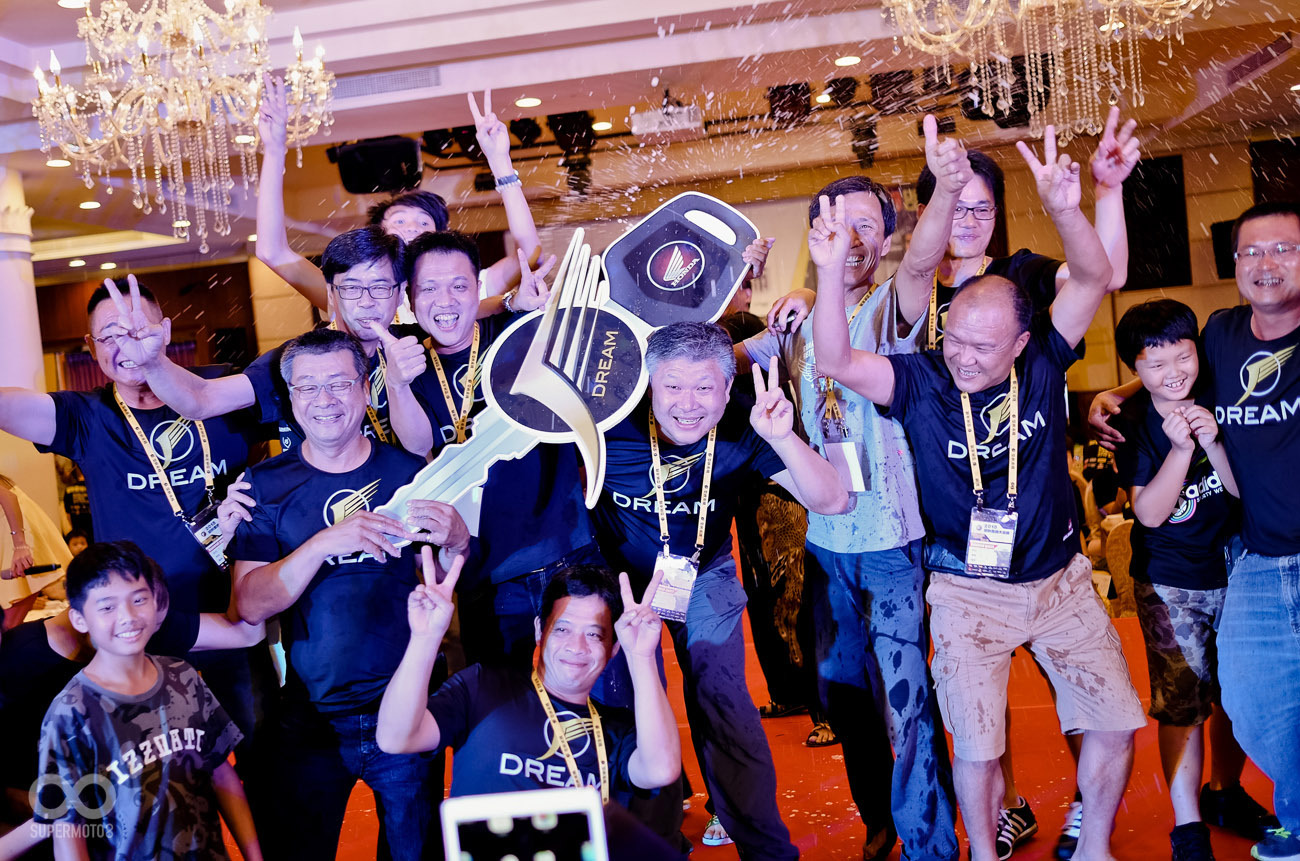 GOLDWING得主與他的車友們 在台上玩瘋了