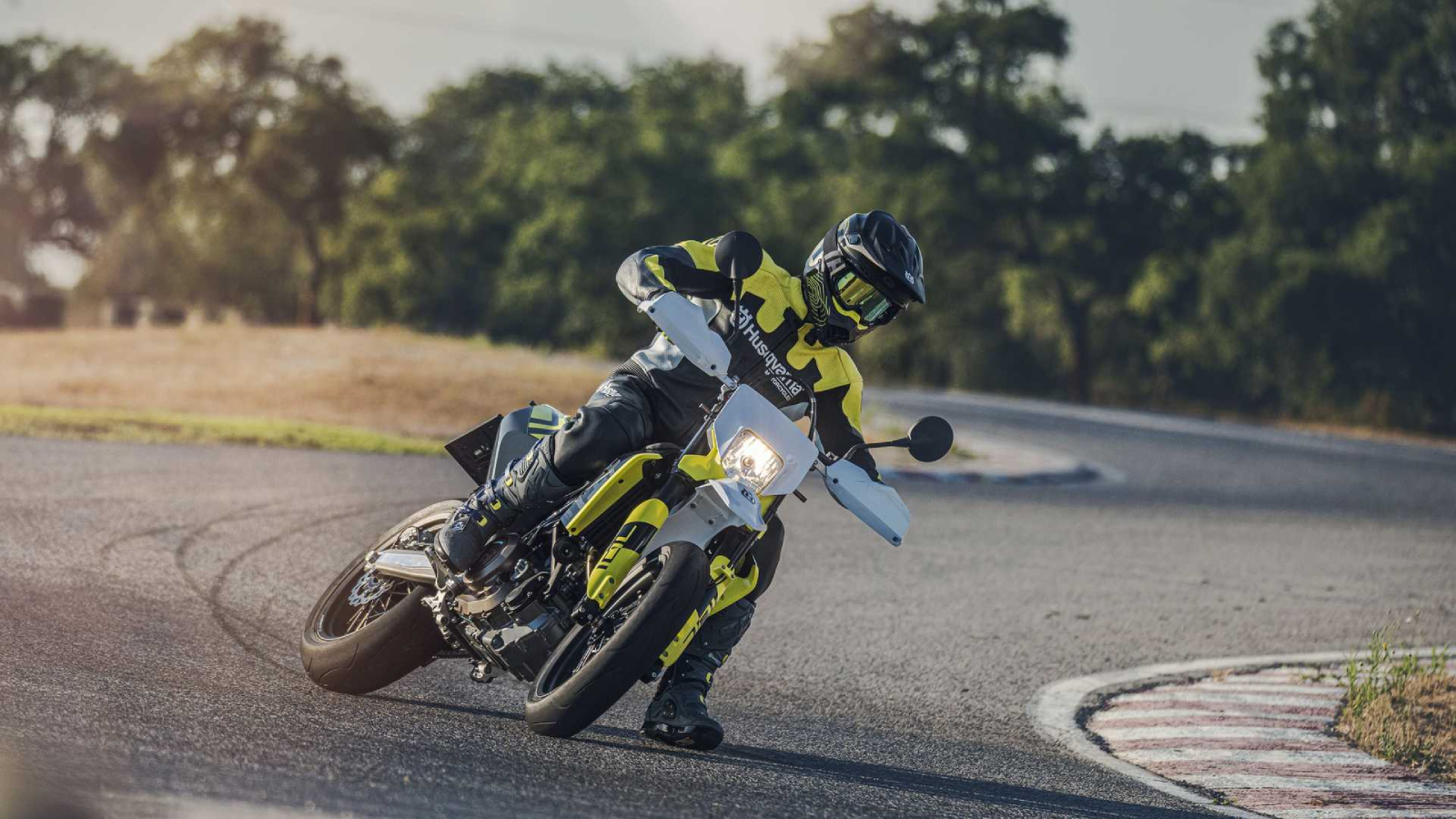 701 Supermoto因應可能更加激烈的操駕,制動有所升級