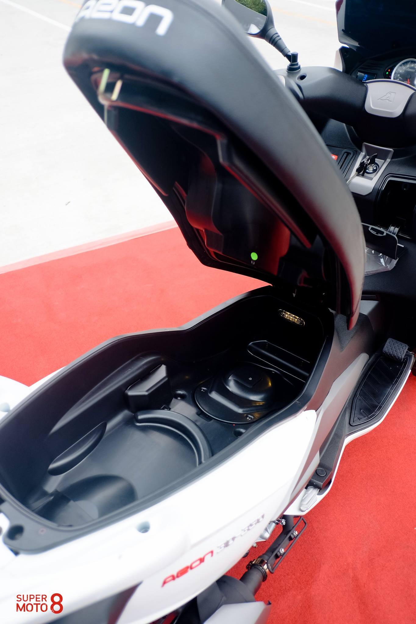 車廂可以放入兩頂全罩安全帽