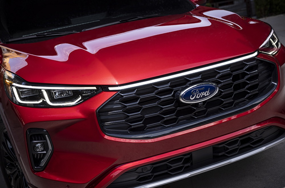 車頭的水箱護罩採用了8角型的設計,上面還有一個LED導光條貫穿車頭的設計