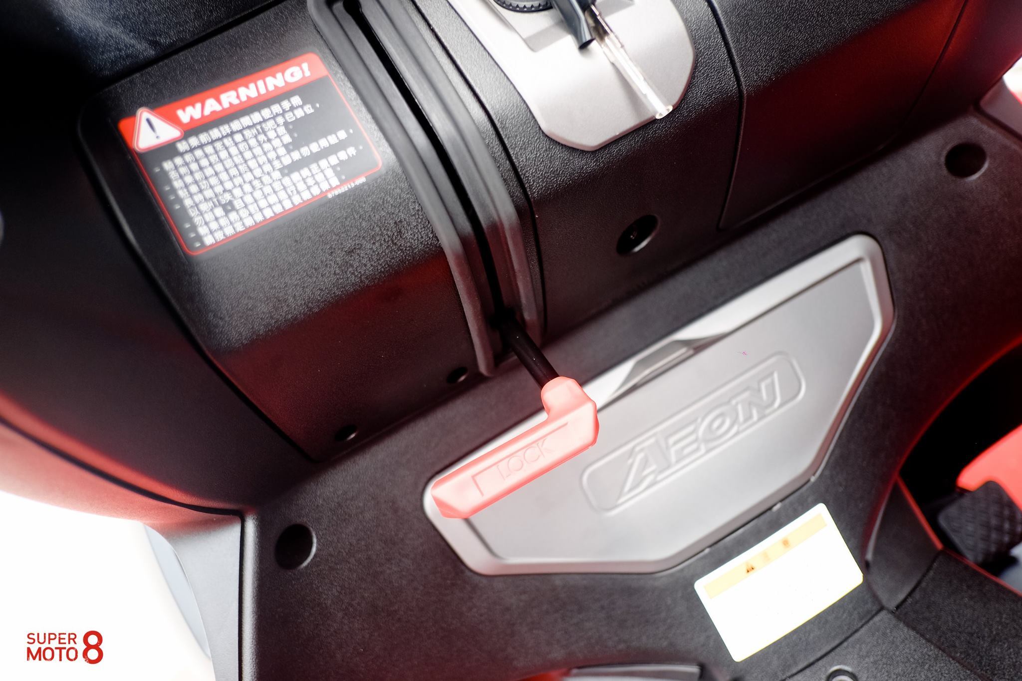 HTS 液壓鎖定拉桿。停紅綠燈需要拉下，車身才可以在靜止時直立