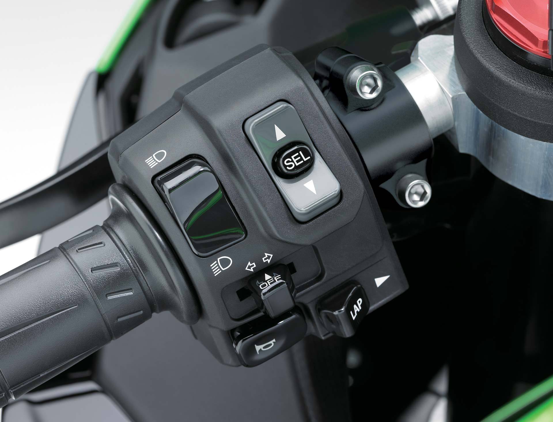 模式切換按鍵做在左手，讓右手專心控制油門