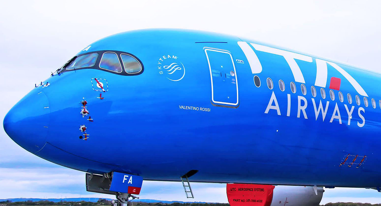 可惜的是機身沒有使用Rossi的螢光黃，此外機身上也只有小小的Valentino Rossi字樣