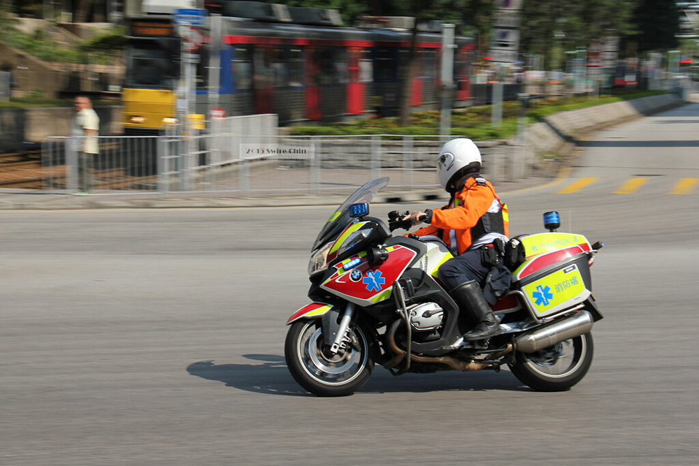 在許多國家，除了汽車被使用作運送病患的交通工具外，還有機車在負責運送醫療用品