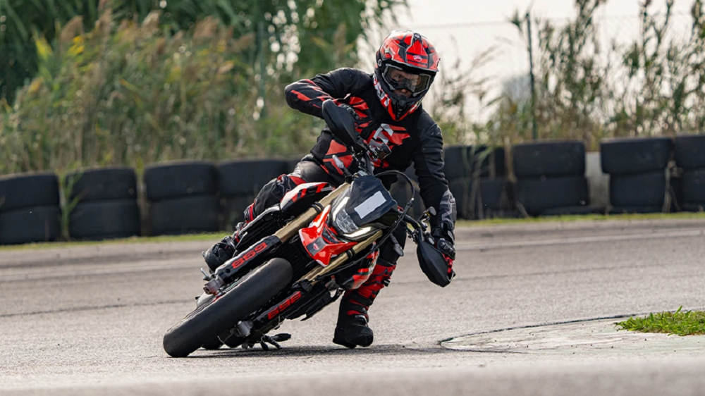 在下周的米蘭車展亮相前,Ducati搶先亮相了全新的Hypermotard 698