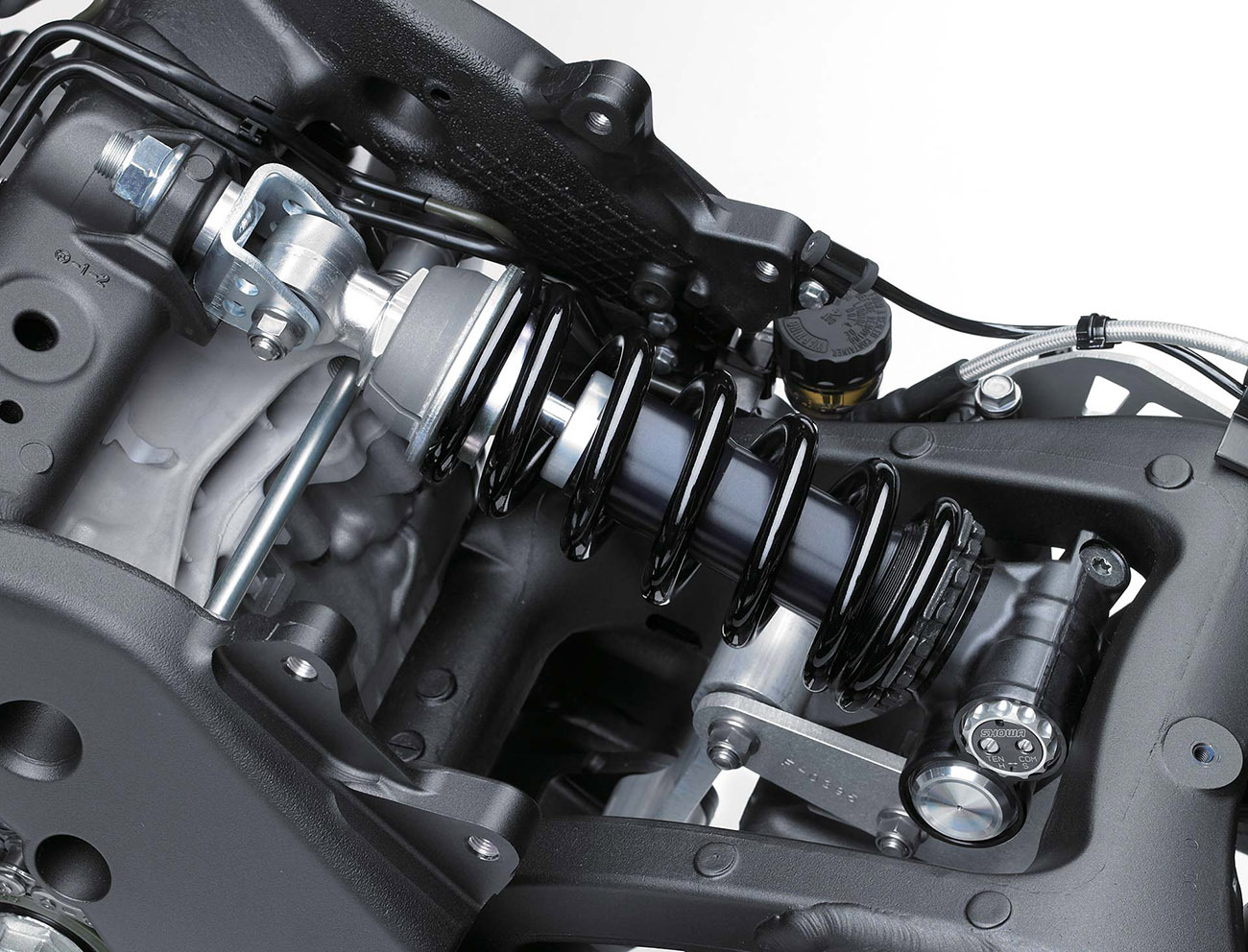 與上一代相同使用水平多連桿全可調後避震器