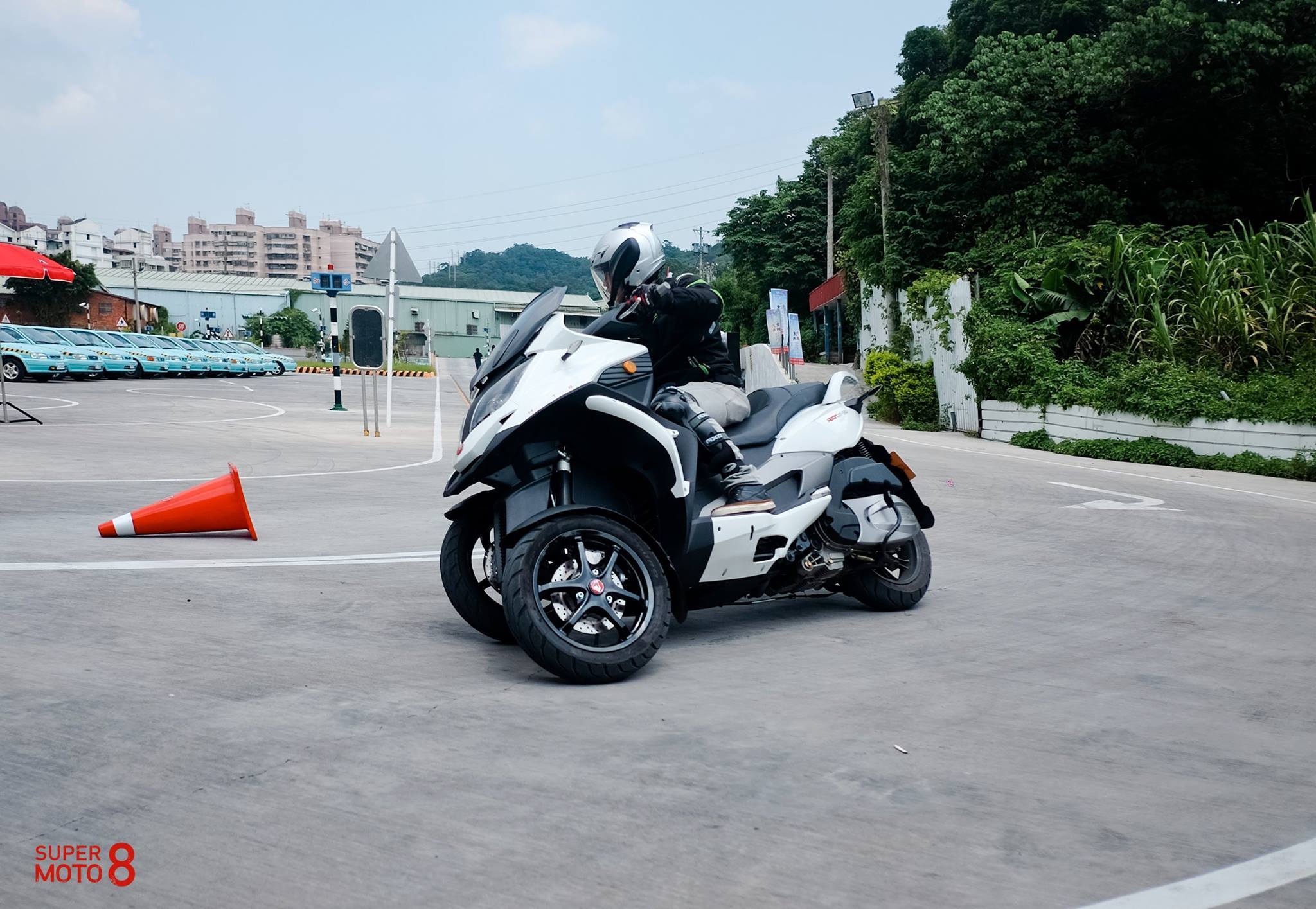 一開始其實需要熟悉一下，學習使用逆操舵來過彎