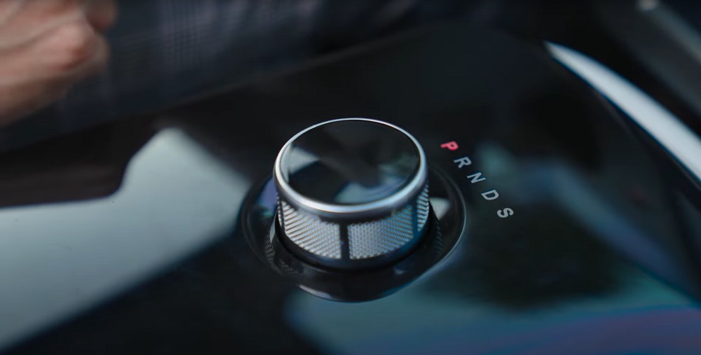 發動後排檔桿將自動升起