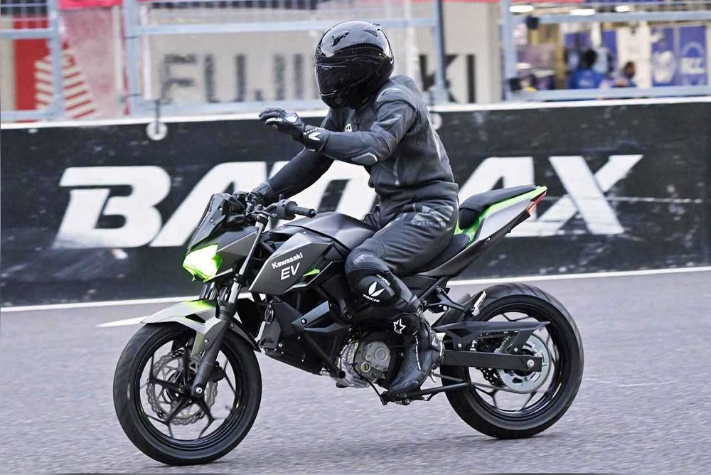 今年八月鈴鹿８耐賽事當中，Kawasaki無預警的亮相了電動車型和油電混合車型