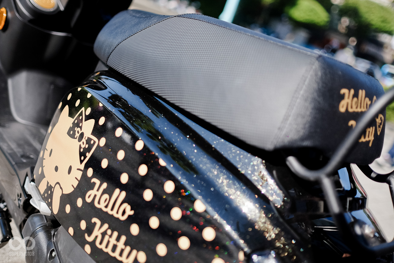 陽光下的金蔥黑烤漆配上Hello Kitty圖案，非常搶眼