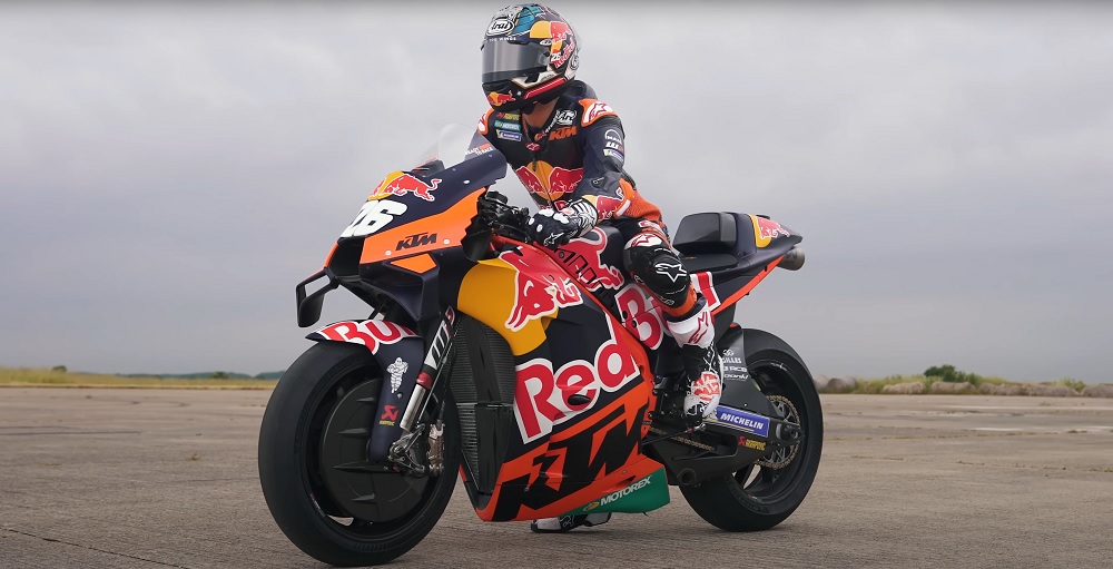 在這場1/4英里直線加速賽中，前MotoGP車手Dani Perdosa騎乘的是RC16