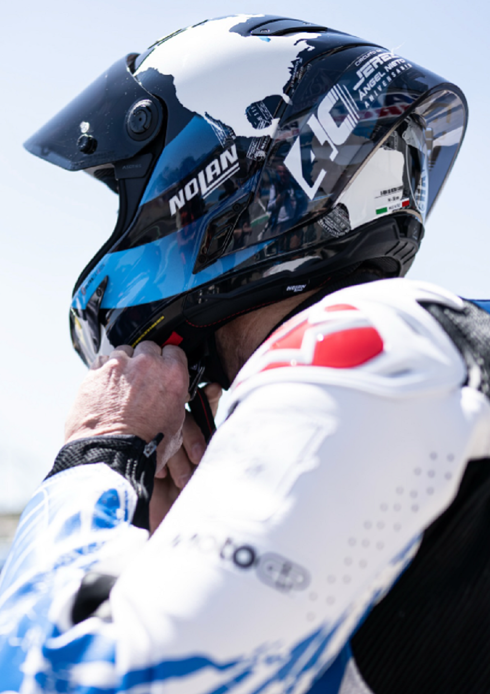 配戴上這個全新塗裝，看起來真的相當帥氣