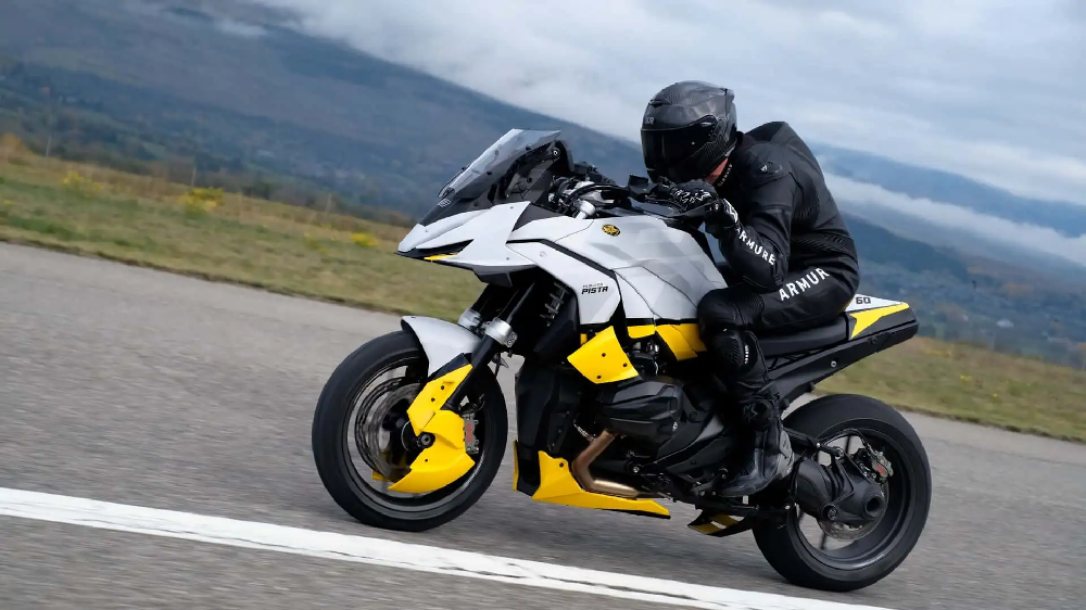 Puig最近針對BMW R1300GS推出了截然不同的仿賽造型改裝套件
