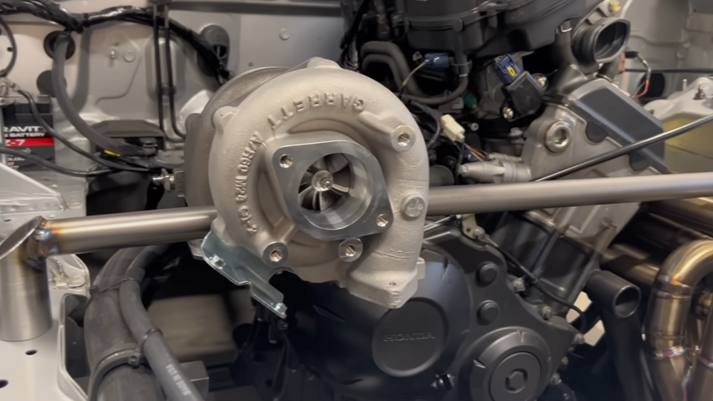 這次最大的亮點,就是CBR1000RR的引擎還掛上了一顆渦輪