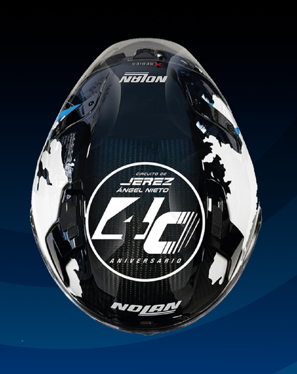 除了安全帽後方，頭頂的部分也有著赫雷斯賽道40週年的字樣