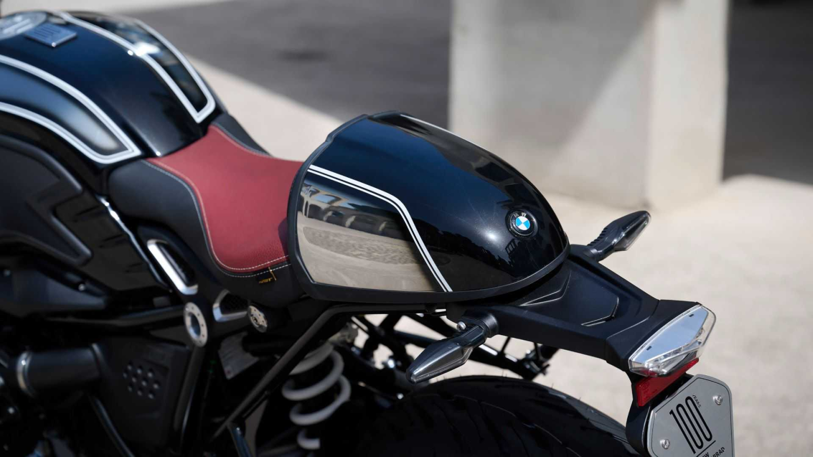 高聳的單座蓋也是一大復古元素