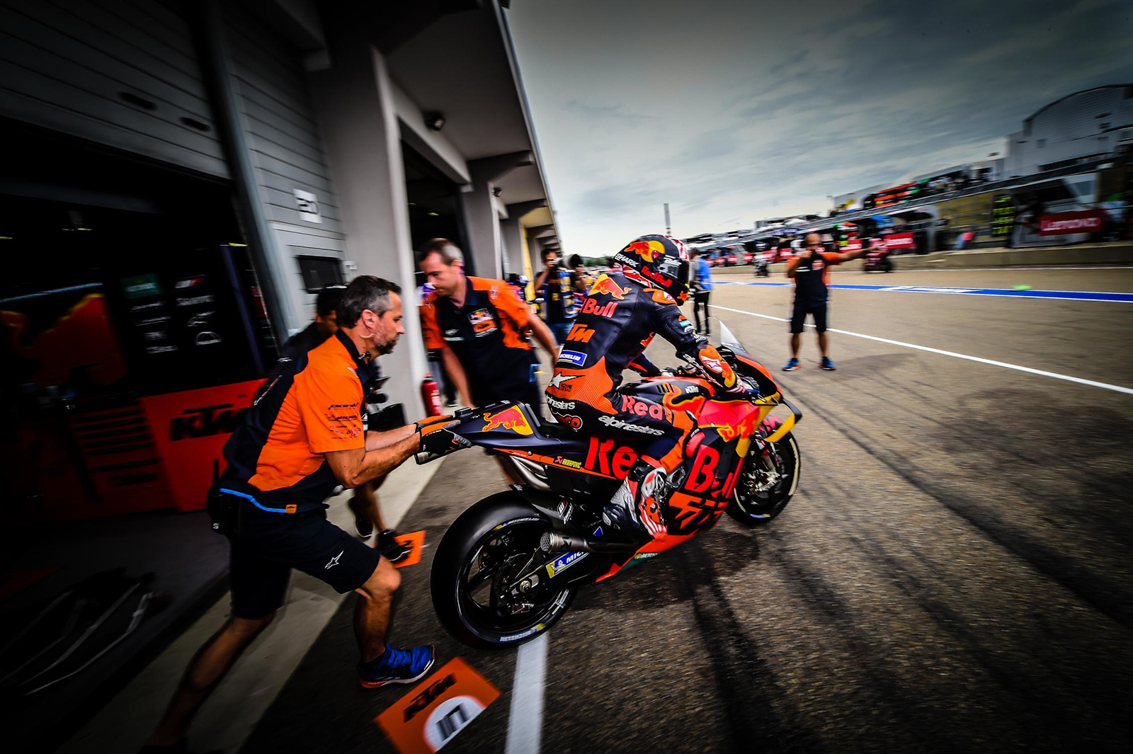 闈場內外也一直傳出KTM對於廠隊車手Zarco表現不滿意的消息