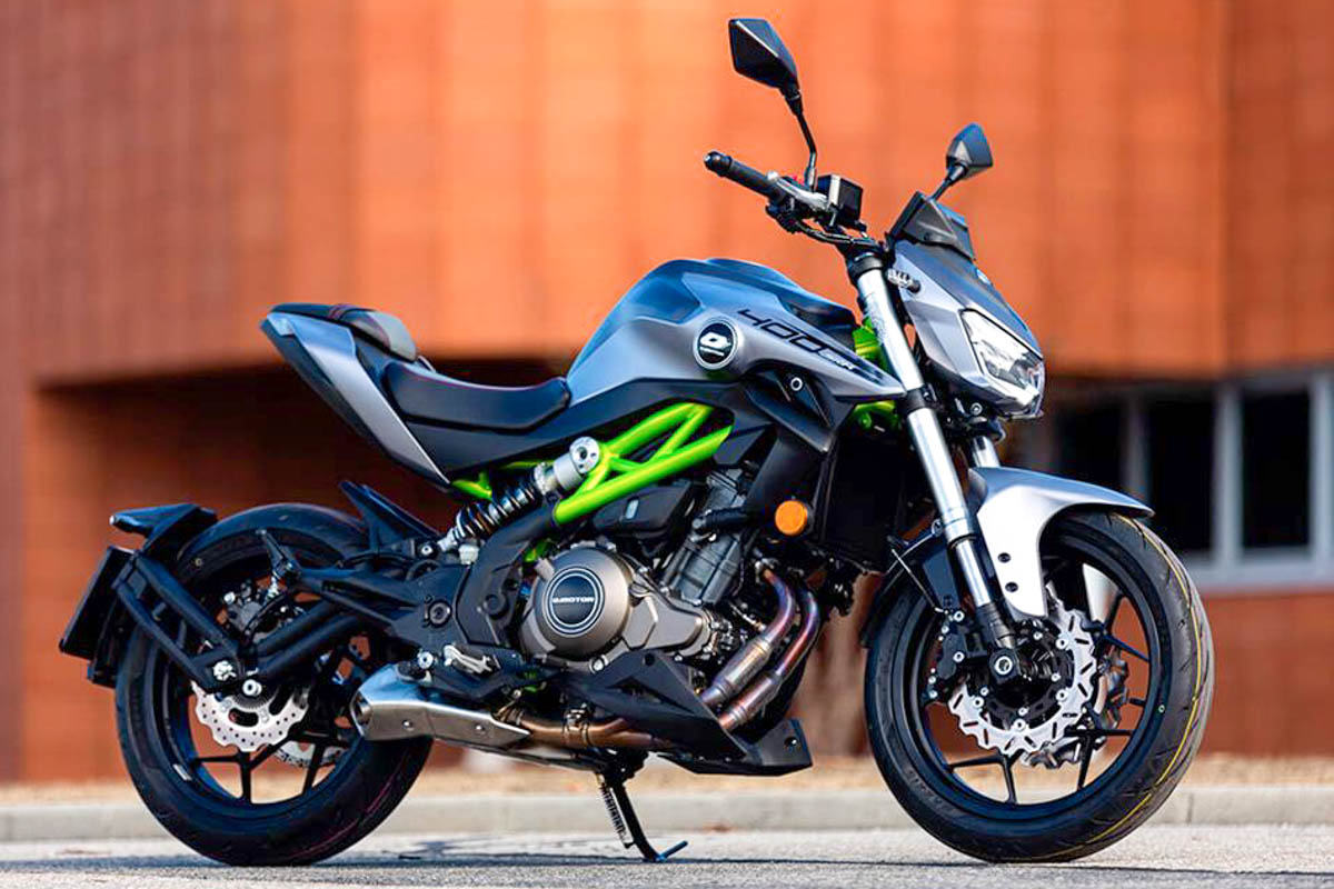 QJ MOTOR SKR400外觀福和運動街車元素,但整體趨向保守