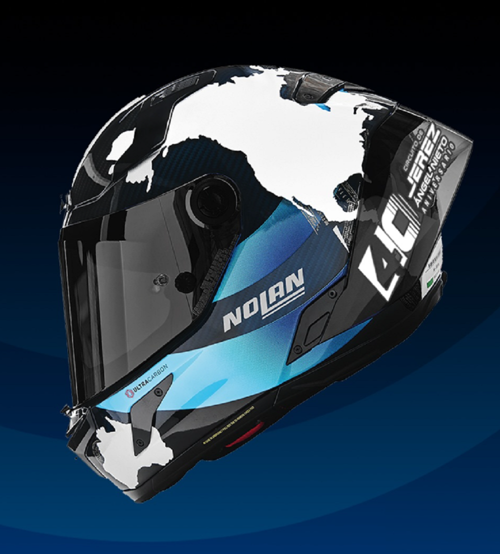 整個帽體以黑色的塗裝為基底，搭配色漸層藍色和白色的大陸圖案