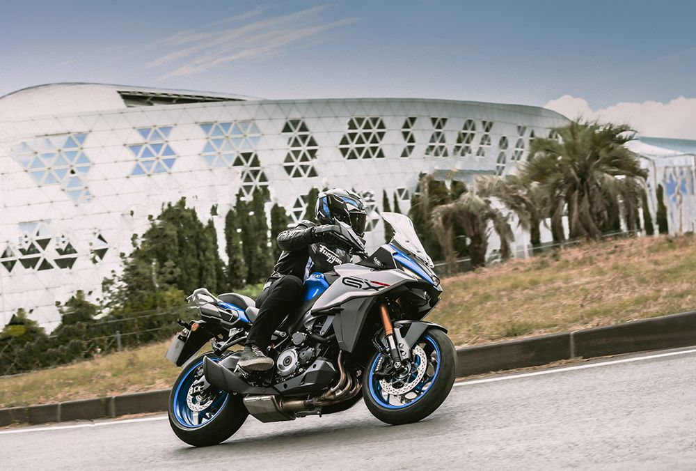 GSX-S1000GX採用了和GSX-S1000相同的直列四缸引擎