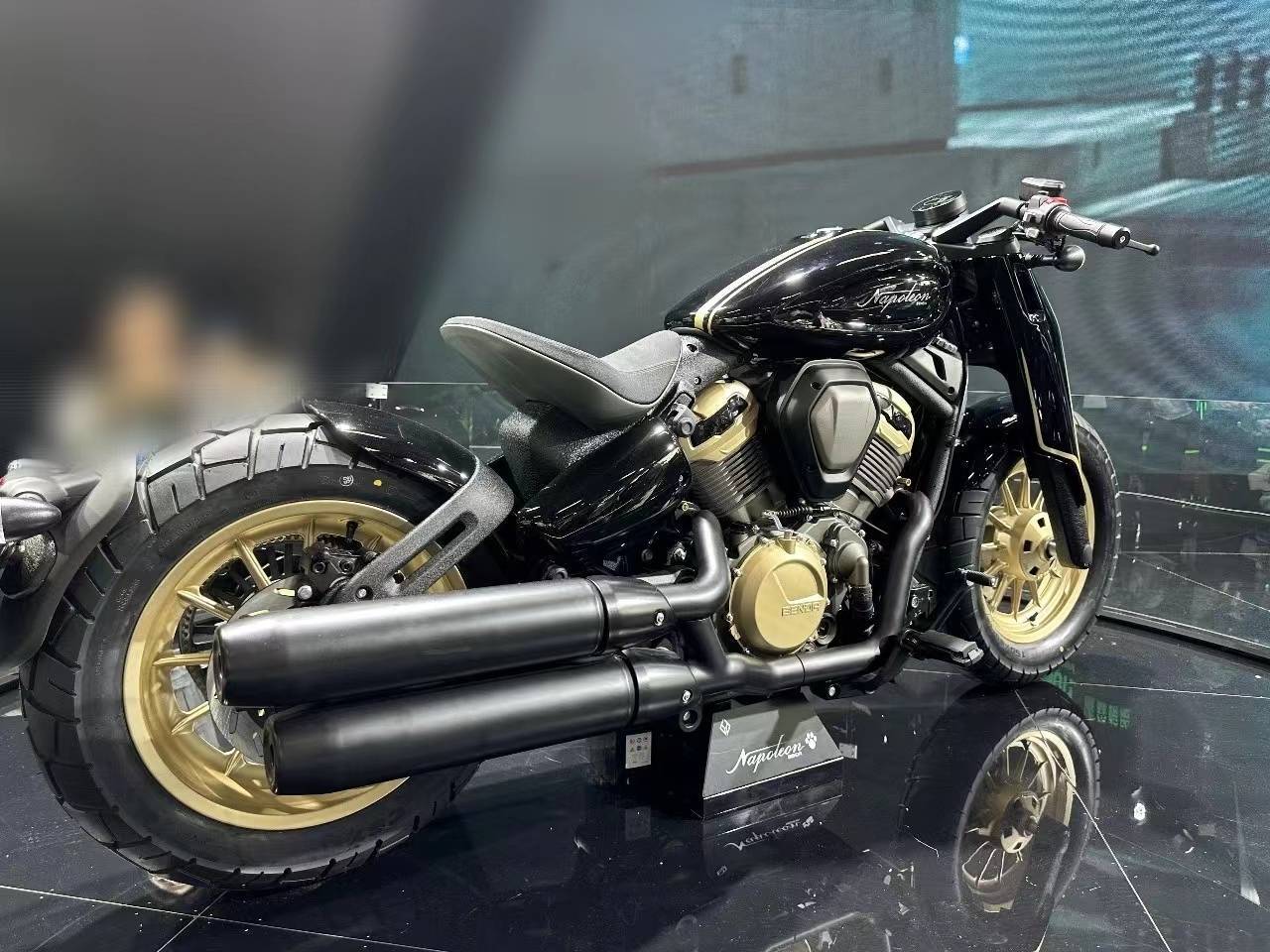 Bobber風格的硬尾單坐墊設計，配上單側雙出排氣管，視覺感受滿分