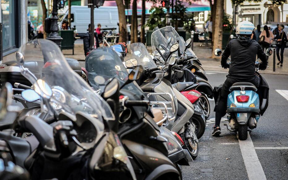 巴黎許多市民都選擇騎乘機車通勤,因為過去機車在巴黎市區無需繳納停車費